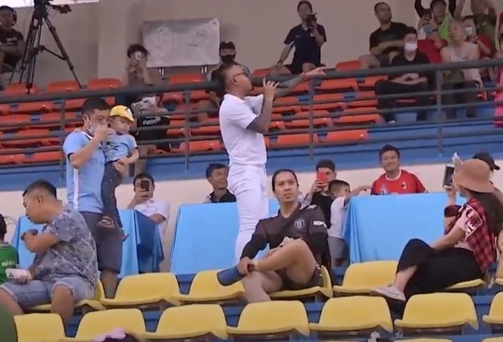 VIDEO: Tuấn Hưng làm nóng trận đấu giải HNQG, 'chỉnh đốn' khán giả không chú tâm