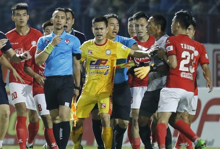 Thủ môn TP HCM húc đầu khiến trọng tài V-League gãy răng