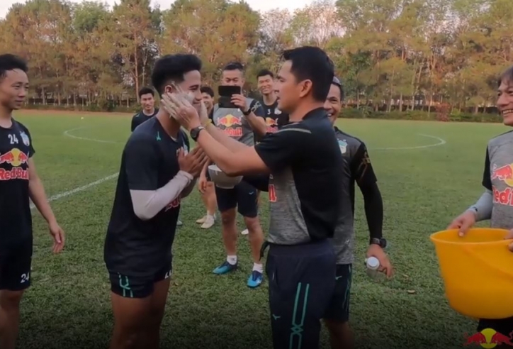 VIDEO: Kiatisak thực hiện phong tục truyền thống Thái Lan cho cầu thủ HAGL