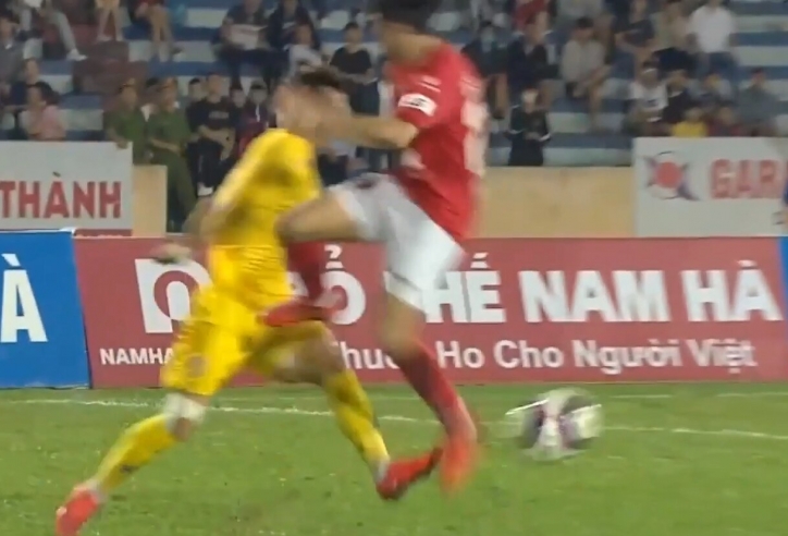 VIDEO: Lee Nguyễn nhận thẻ đỏ vì pha bóng xấu chơi