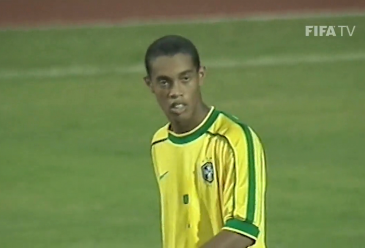 VIDEO: Ronaldinho bùng cháy ở tuổi 19