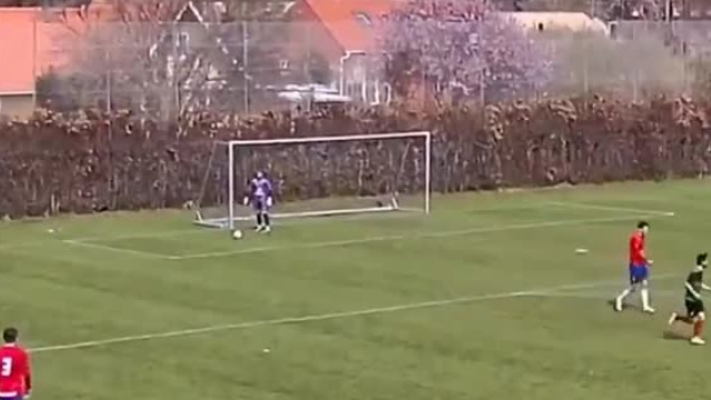 VIDEO: Thủ môn trả giá đắt vì coi thường bóng ở phần sân đối phương