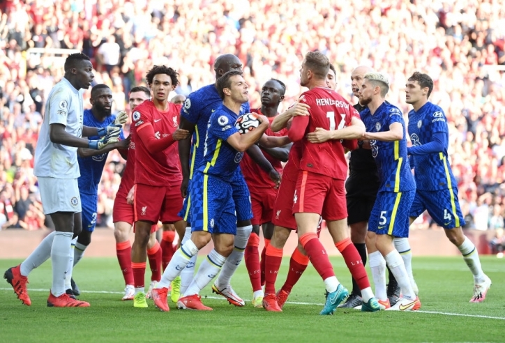 Chelsea hòa Liverpool trong thế thiếu người