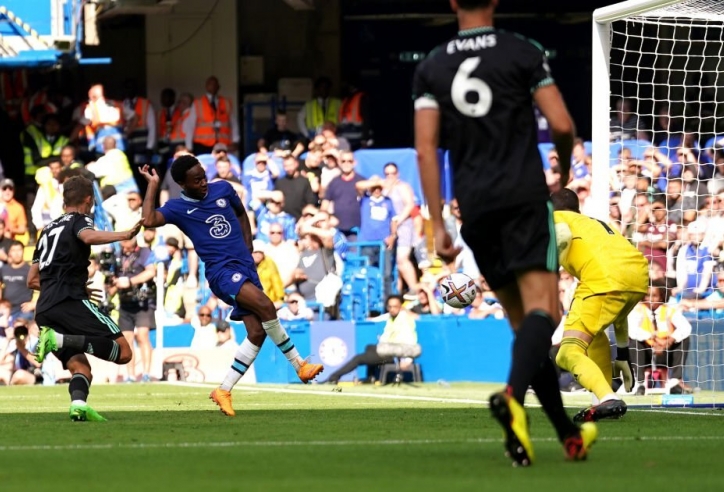 Sterling sắm vai người hùng, Chelsea kiên cường quật ngã Leicester chỉ với 10 người