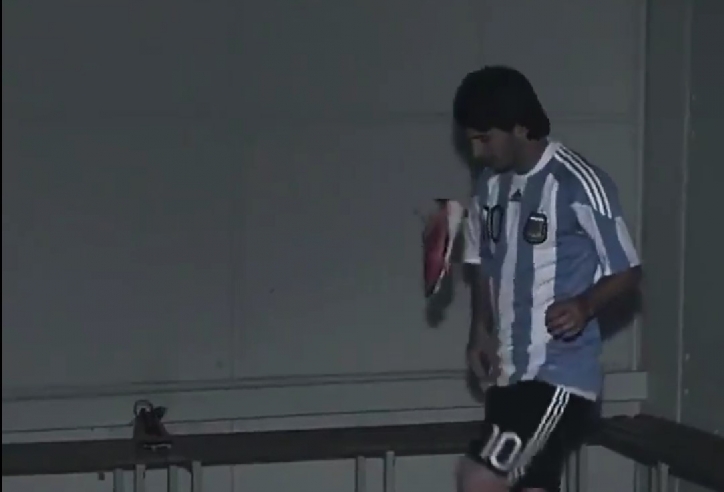 VIDEO: Tâng bóng xưa rồi, Messi giờ đây tâng giày cực điệu nghệ