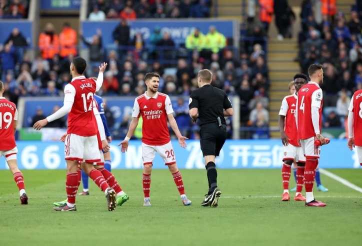 Arsenal lại bị trọng tài xử ép trong trận đấu với Leicester?