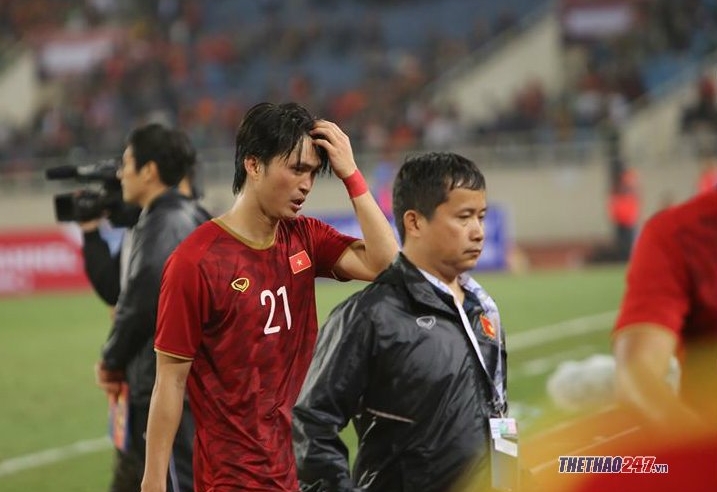 Cầu thủ Indonesia chắp tay xin lỗi Tuấn Anh vì pha 'triệt hạ'