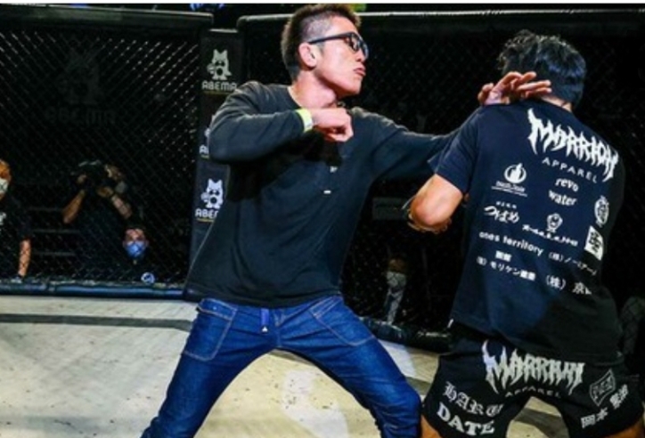 Hạ knock-out đối thủ, võ sĩ MMA khiêu khích BLV và bị đánh tại sàn đấu