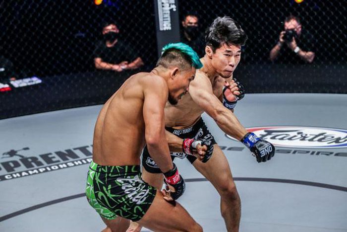 Tung cú đấm thép, võ sĩ MMA Hàn Quốc hạ gục cao thủ Muay Thái trong 18 giây