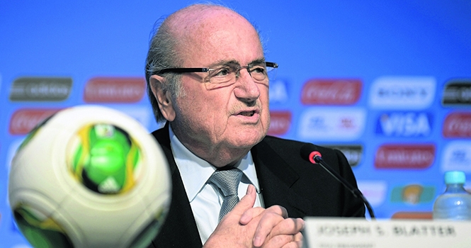 Sepp Blatter 'nóng mặt' vì thói ăn vạ trong bóng đá