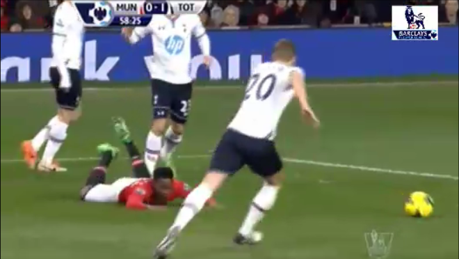 Video bóng đá: Welbeck 'đóng kịch' kiếm penalty nhưng không thành