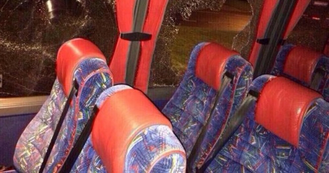 Thua Liverpool, Hull City bị ném nát xe bus