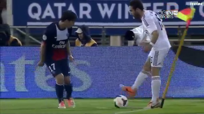 Video bóng đá: Daniel Carvajal mất bóng vì bị cột cờ đập trúng người