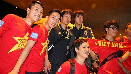 Video bóng đá: U19 Nhật Bản được NHM Việt Nam chào đón nồng nhiệt tại sân bay