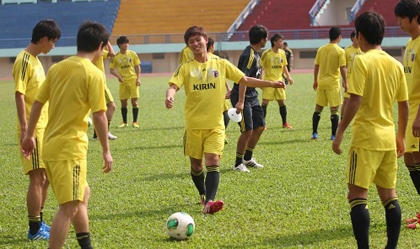 Vừa tới Việt Nam, U19 Nhật Bản lao vào tập luyện
