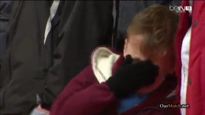 Video bóng đá: Fan nhí ôm mặt khóc nức nở sau trận thua đậm của West Ham