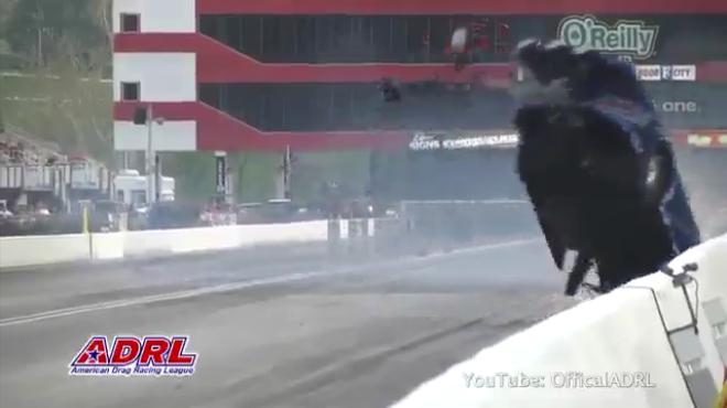 Video đua xe: ô tô mất lái bay qua hàng rào