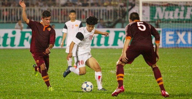 Video bóng đá: Công Phượng nhiều lần khiến cho hàng thủ U19 AS Roma rối loạn