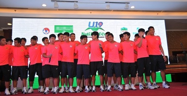 Video bóng đá: Các cầu thủ U19 hát bài Hello VietNam