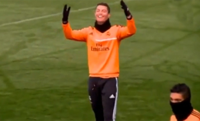 Video bóng đá: Ronaldo phấn khích ăn mừng pha bóng kỹ thuật trên sân tập