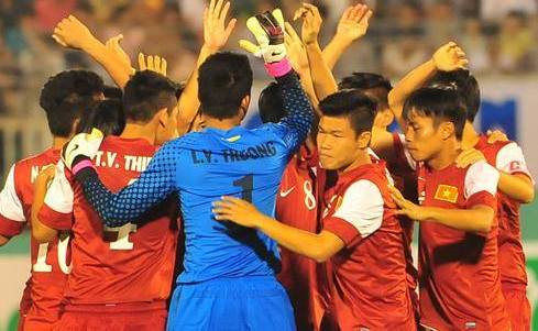 Hậu vệ U19 Việt Nam 'đốt đền' nói gì trên Facebook?