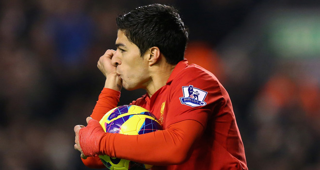 Vì sao Suarez luôn hôn lên cổ tay để ăn mừng bàn thắng?