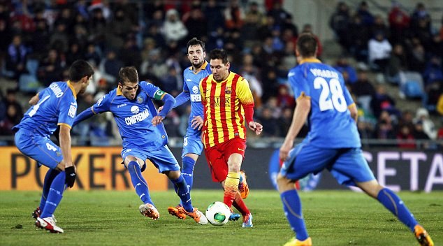 Messi lập cú đúp giúp Barca vào tứ kết Cúp nhà Vua