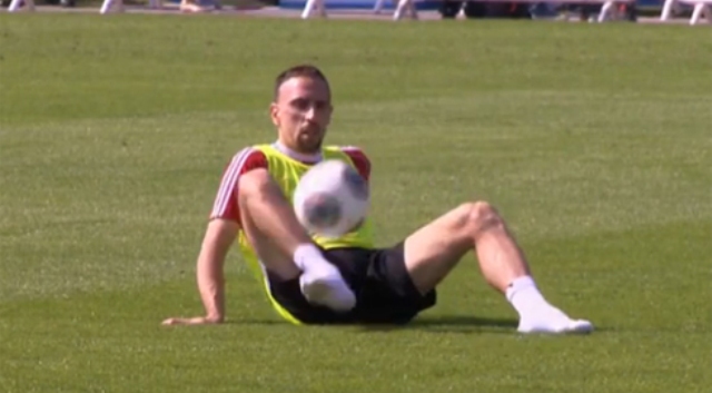 Video bóng đá: Ribery ngồi tâng bóng siêu đẳng