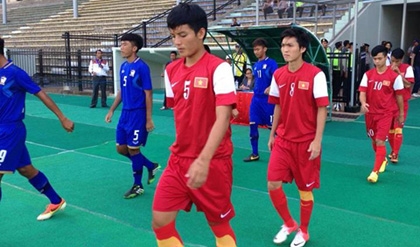 Hoàng Văn Khánh được thầy và đồng đội ở U19 Việt Nam động viên
