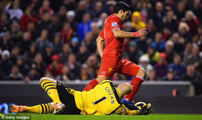 Luis Suarez lại ăn vạ kiếm penalty