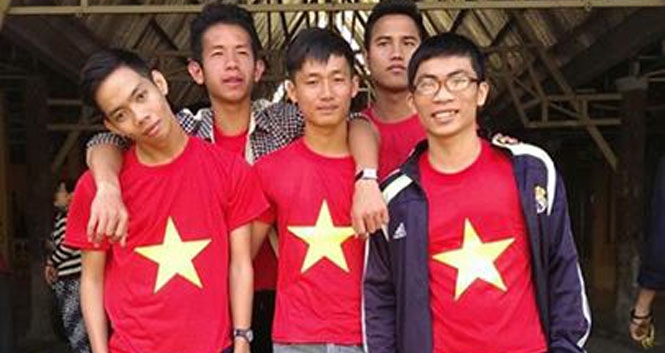 Tuyển thủ U19 Việt Nam rạng ngời làm từ thiện