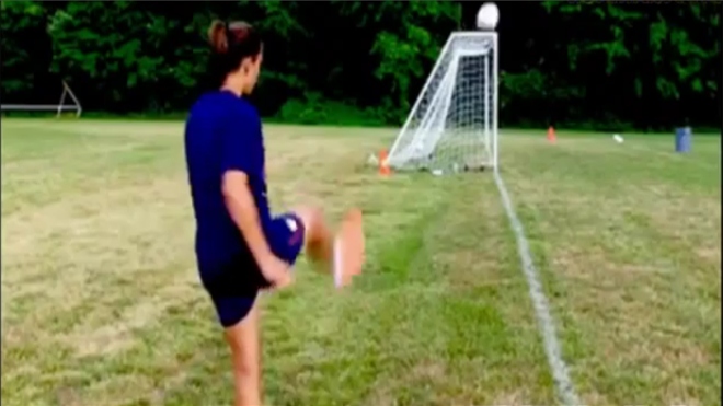 Video bóng đá: Nữ cầu thủ sút bóng hình quả chuối đẹp mắt