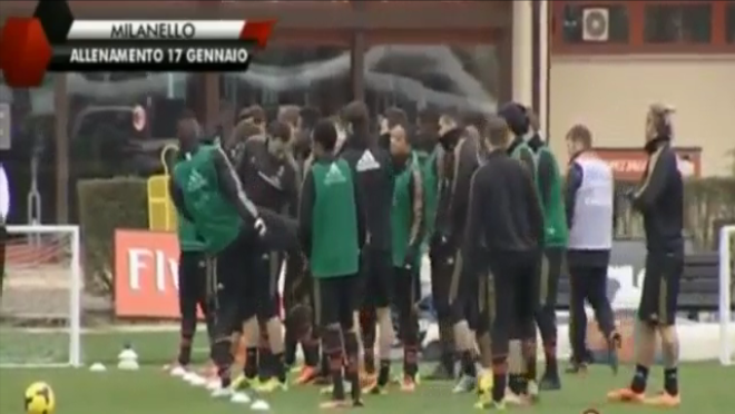 Video hài hước: Siêu quậy đấm đá Balotelli giở võ bắt nạt đồng đội