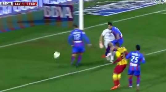 Video bàn thắng: Hậu vệ Levante 'bị ép' phải phản lưới cho Barca
