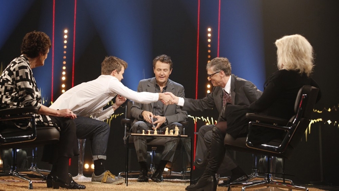 Cờ vua: Magnus Carlsen đánh bại Bill Gates sau 9 nước