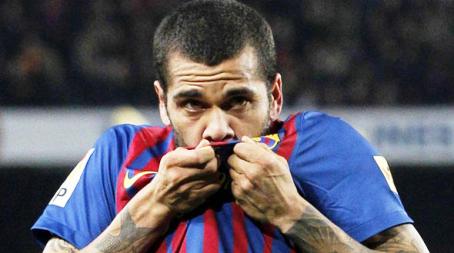 Alves bật lại chính các CĐV Barcelona sau thất bại trước Valencia