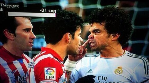 Pepe xì nước mũi vào mặt Diego Costa