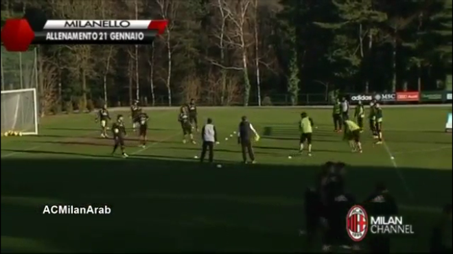 Video bóng đá: Các cầu thủ AC Milan cầm bóng ném nhau trên sân tập