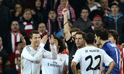 Treo còi trọng tài ‘tặng’ Cristiano Ronaldo thẻ đỏ