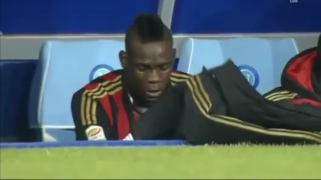 Video bóng đá: Balotelli khóc như mưa trên ghế dự bị
