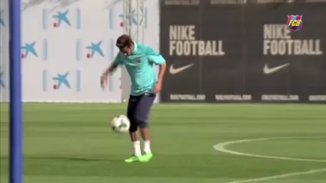 Video bóng đá: Neymar phô diễn kỹ thuật trên sân tập