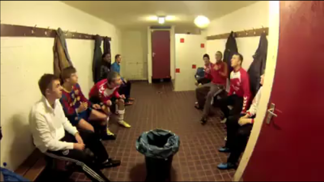 Video bóng đá: Các cầu thủ Barca phô diễn kỹ thuật trong phòng thay đồ