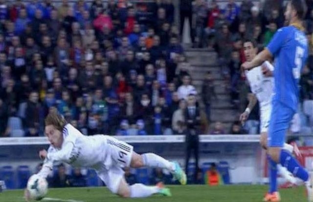 Video bóng đá: Modric và Di Maria cố tình chơi bóng bằng tay