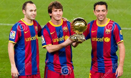Đánh bại Man City, Messi và Xavi đua nhau lập kỷ lục
