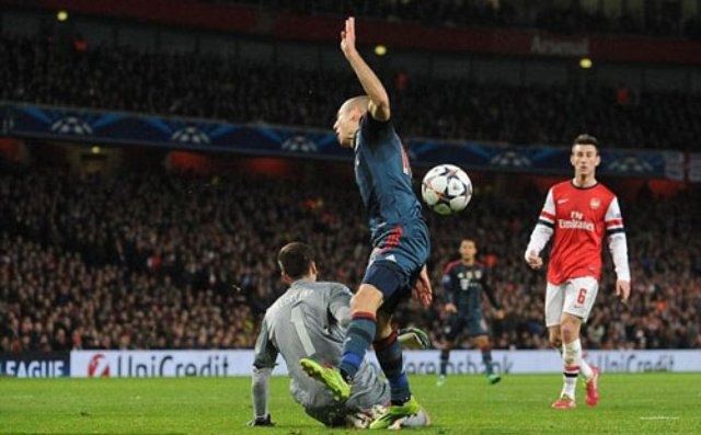 Video bàn thắng: Arsenal 0-2 Bayern (Champions League 2013/14)