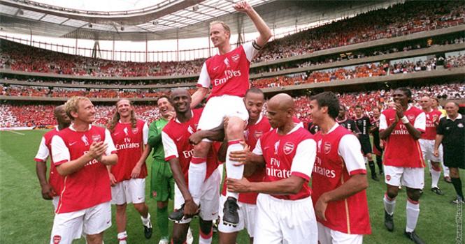 Arsenal ra mắt tượng Dennis Bergkamp vào ngày mai