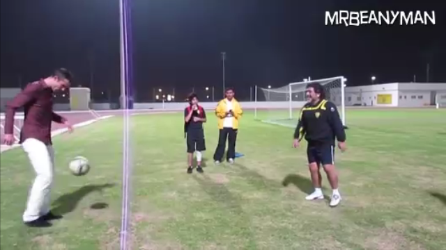 Video bóng đá: Persie và Maradona đọ kỹ thuật tại Dubai