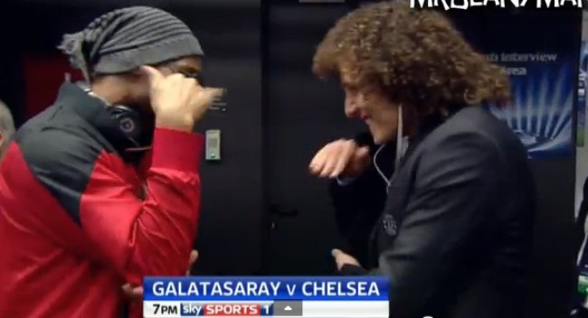 Drogba và David Luiz chào hỏi đầy hài hước trước trận đấu