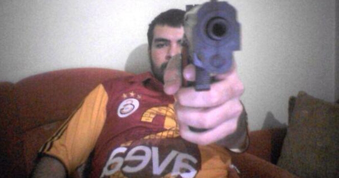 Fan Galatasaray lại dùng súng dọa CĐV Chelsea