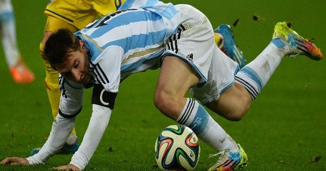 Messi lại xuống sức và nôn khan trên sân